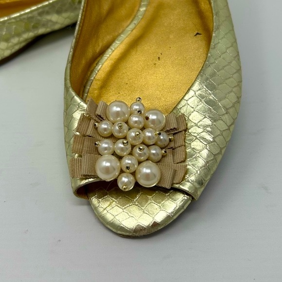 Kate Spade Sz 10 Metallic Gold Snakeskin Peep Toe Pearl Accent Flat Sandal Shoe - Picture 4 of 11